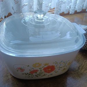 Corning 3 quart casserole dish W/ Lid.
